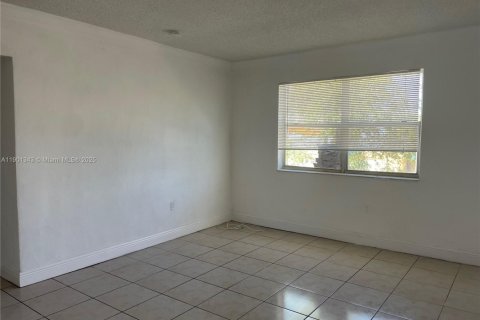 Снять в аренду кондоминиум в Норт-Майами-Бич, Флорида 2 спальни, 77.02м2, № 1951532 - фото 1