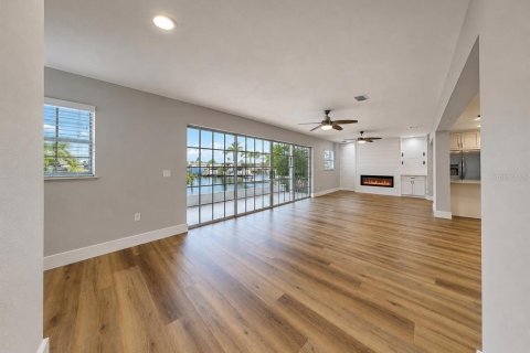 House in Apollo Beach, Florida 3 bedrooms, 168.15 sq.m. № 2196065 - photo 24