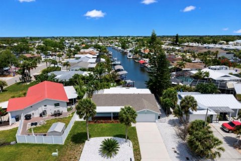 House in Apollo Beach, Florida 3 bedrooms, 168.15 sq.m. № 2196065 - photo 2