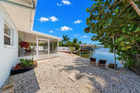 House in Apollo Beach, Florida 3 bedrooms, 168.15 sq.m. № 2196065 - photo 5