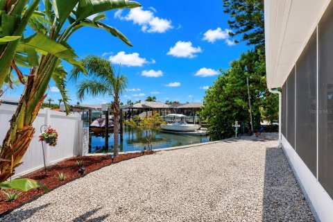 House in Apollo Beach, Florida 3 bedrooms, 168.15 sq.m. № 2196065 - photo 4
