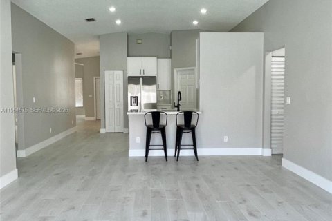 Villa ou maison à louer à Davie, Floride: 4 chambres, 180.97 m2 № 2026967 - photo 2