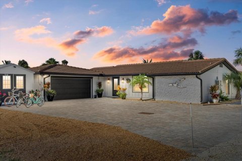 House in Englewood, Florida 3 bedrooms, 166.67 sq.m. № 1757406 - photo 1