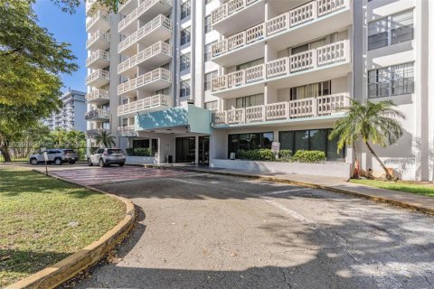 Condominio en venta en Miami, Florida, 1 dormitorio, 78.04 m2 № 2077324 - foto 3