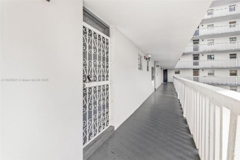 Condominio en venta en Miami, Florida, 1 dormitorio, 78.04 m2 № 2077324 - foto 6
