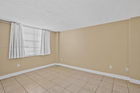 Condominio en venta en Miami, Florida, 1 dormitorio, 78.04 m2 № 2077324 - foto 12