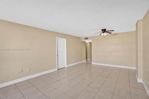 Condominio en venta en Miami, Florida, 1 dormitorio, 78.04 m2 № 2077324 - foto 9