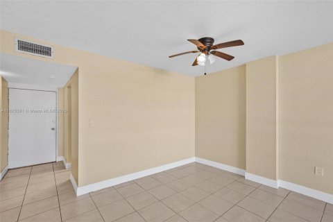 Condominio en venta en Miami, Florida, 1 dormitorio, 78.04 m2 № 2077324 - foto 10