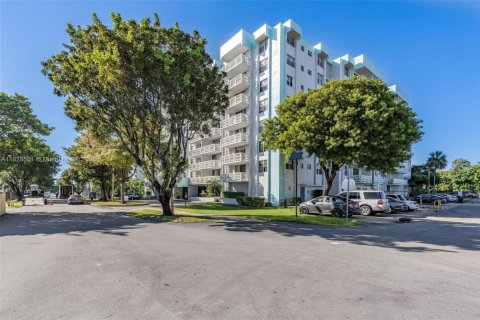 Condominio en venta en Miami, Florida, 1 dormitorio, 78.04 m2 № 2077324 - foto 2