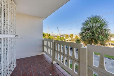 Condominio en venta en Miami, Florida, 1 dormitorio, 78.04 m2 № 2077324 - foto 16