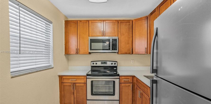 Condominio en Miami, Florida, 1 dormitorio № 2077324