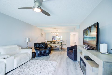 Condo in Lake Worth, Florida, 3 bedrooms  № 2085975 - photo 8
