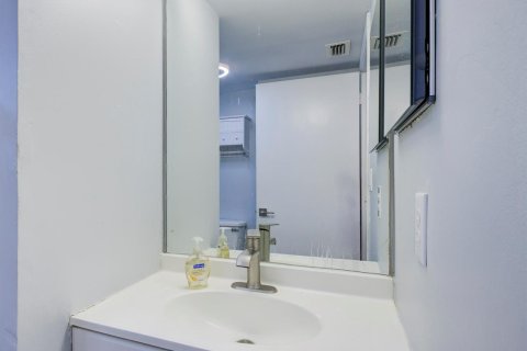 Condo in Lake Worth, Florida, 3 bedrooms  № 2085975 - photo 21