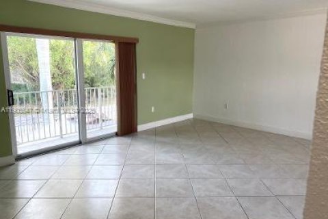 Condo in Miami, Florida, 1 bedroom  № 1956815 - photo 8
