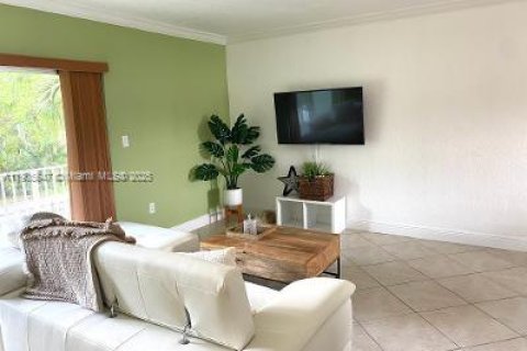 Condo in Miami, Florida, 1 bedroom  № 1956815 - photo 6
