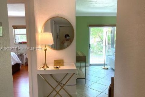Condo in Miami, Florida, 1 bedroom  № 1956815 - photo 2