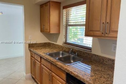 Condo in Miami, Florida, 1 bedroom  № 1956815 - photo 3