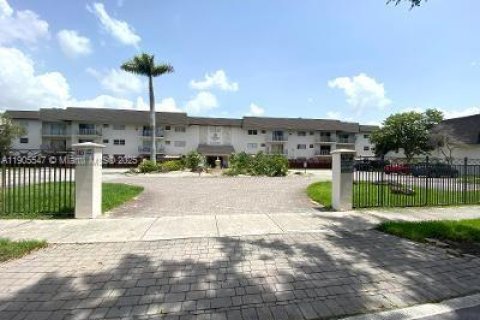 Condo in Miami, Florida, 1 bedroom  № 1956815 - photo 1