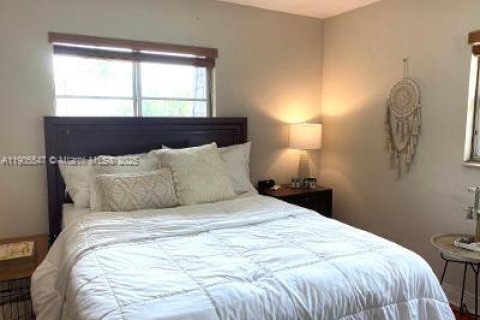 Condo in Miami, Florida, 1 bedroom  № 1956815 - photo 14