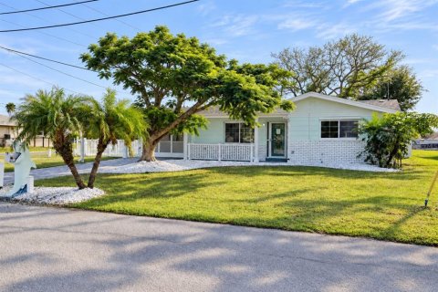 House in Hudson, Florida 2 bedrooms, 103.31 sq.m. № 2367070