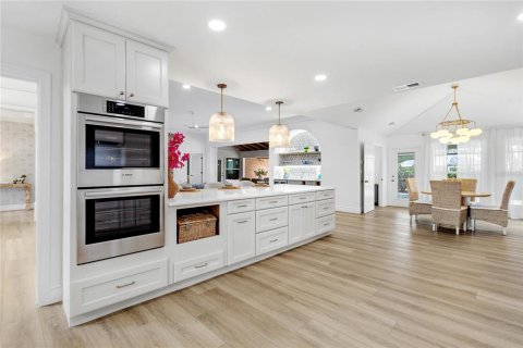 House in Sarasota, Florida 3 bedrooms, 305.83 sq.m. № 2199555 - photo 9
