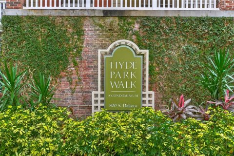 Condo in Tampa, Florida, 1 bedroom  № 1767109 - photo 1