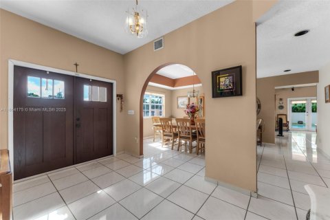 House in Miami, Florida 5 bedrooms, 319.68 sq.m. № 1893171 - photo 12