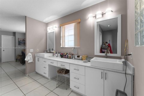House in Miami, Florida 5 bedrooms, 319.68 sq.m. № 1893171 - photo 24