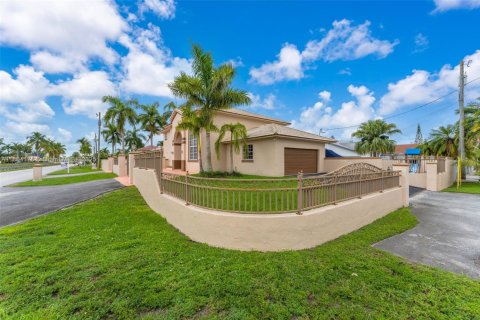 House in Miami, Florida 5 bedrooms, 319.68 sq.m. № 1893171 - photo 3