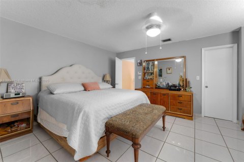 House in Miami, Florida 5 bedrooms, 319.68 sq.m. № 1893171 - photo 22
