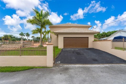 House in Miami, Florida 5 bedrooms, 319.68 sq.m. № 1893171 - photo 5