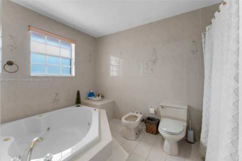 House in Miami, Florida 5 bedrooms, 319.68 sq.m. № 1893171 - photo 26