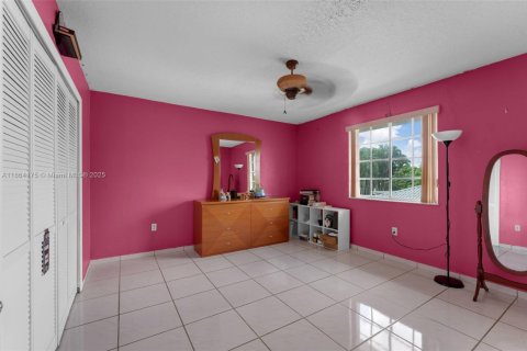 House in Miami, Florida 5 bedrooms, 319.68 sq.m. № 1893171 - photo 30