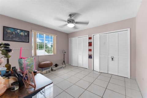 House in Miami, Florida 5 bedrooms, 319.68 sq.m. № 1893171 - photo 28