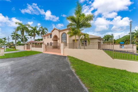 House in Miami, Florida 5 bedrooms, 319.68 sq.m. № 1893171 - photo 6