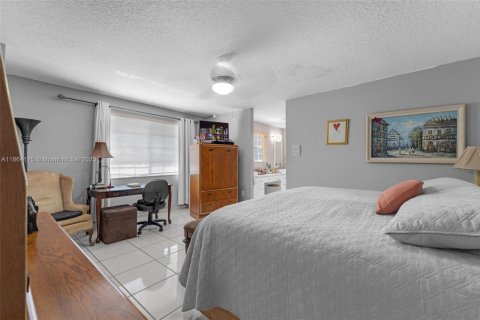 House in Miami, Florida 5 bedrooms, 319.68 sq.m. № 1893171 - photo 23