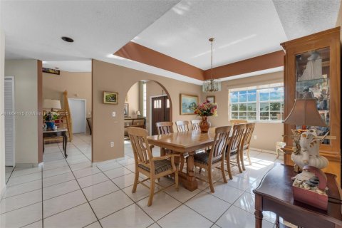 House in Miami, Florida 5 bedrooms, 319.68 sq.m. № 1893171 - photo 13