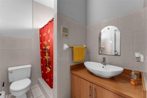House in Miami, Florida 5 bedrooms, 319.68 sq.m. № 1893171 - photo 17