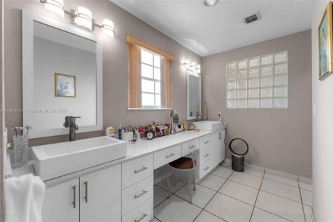 House in Miami, Florida 5 bedrooms, 319.68 sq.m. № 1893171 - photo 25