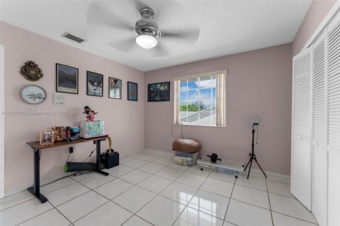House in Miami, Florida 5 bedrooms, 319.68 sq.m. № 1893171 - photo 29