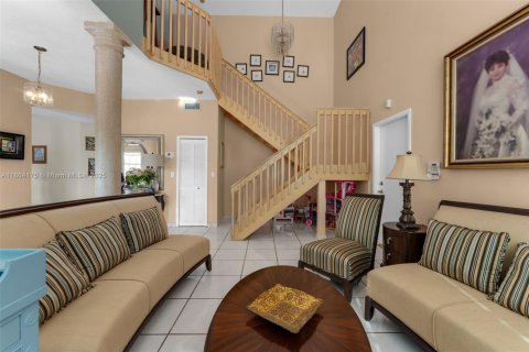 House in Miami, Florida 5 bedrooms, 319.68 sq.m. № 1893171 - photo 11