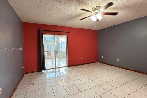 Casa en alquiler en Miami, Florida, 3 dormitorios, 186.73 m2 № 1931948 - foto 14