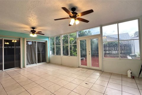 Casa en alquiler en Miami, Florida, 3 dormitorios, 186.73 m2 № 1931948 - foto 25