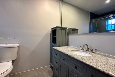 Casa en alquiler en Miami, Florida, 3 dormitorios, 186.73 m2 № 1931948 - foto 17