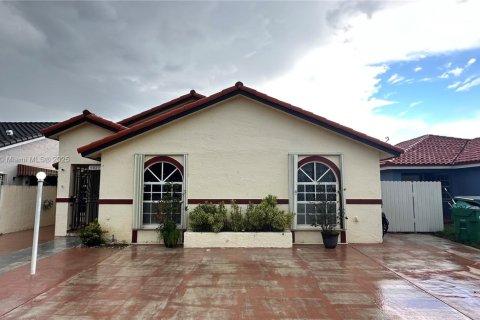 Casa en alquiler en Miami, Florida, 3 dormitorios, 186.73 m2 № 1931948 - foto 1