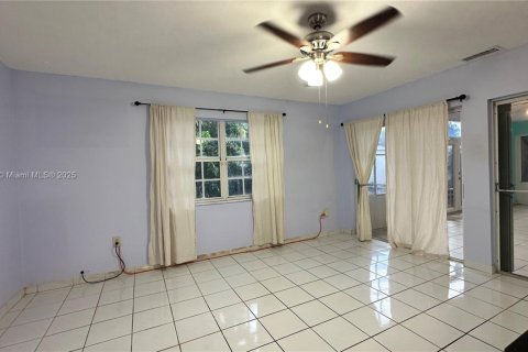 Casa en alquiler en Miami, Florida, 3 dormitorios, 186.73 m2 № 1931948 - foto 13
