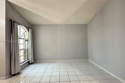 Casa en alquiler en Miami, Florida, 3 dormitorios, 186.73 m2 № 1931948 - foto 5