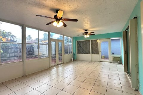 Casa en alquiler en Miami, Florida, 3 dormitorios, 186.73 m2 № 1931948 - foto 24