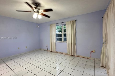 Casa en alquiler en Miami, Florida, 3 dormitorios, 186.73 m2 № 1931948 - foto 12