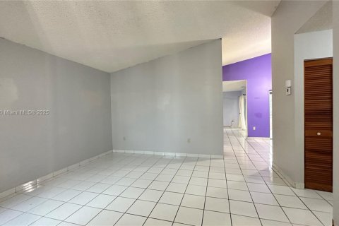 Casa en alquiler en Miami, Florida, 3 dormitorios, 186.73 m2 № 1931948 - foto 4